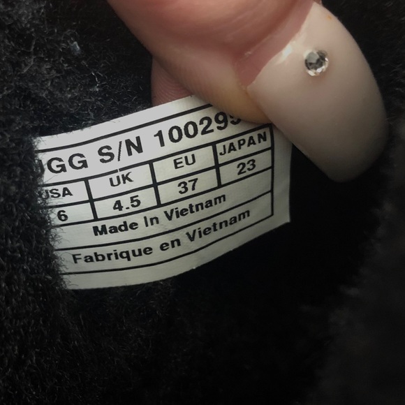 UGGS - Picture 3 of 7